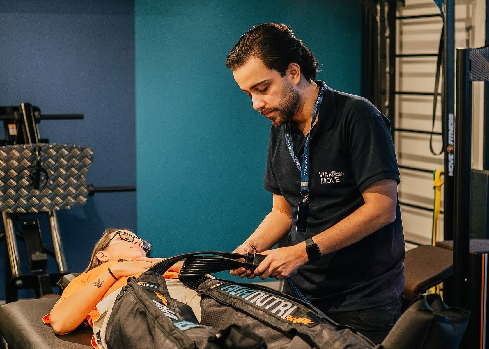 Fisioterapeuta do Via Move aplicando pressoterapia de recuperação em uma paciente.