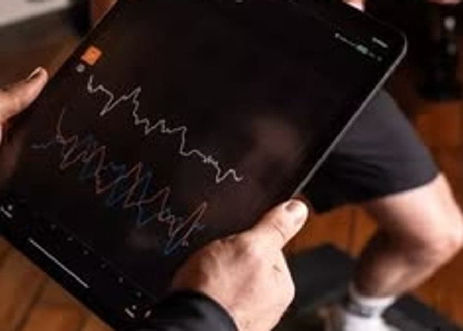Mãos segurando um tablet com gráfico de avaliação durante o acompanhamento nutricional no Via Move.