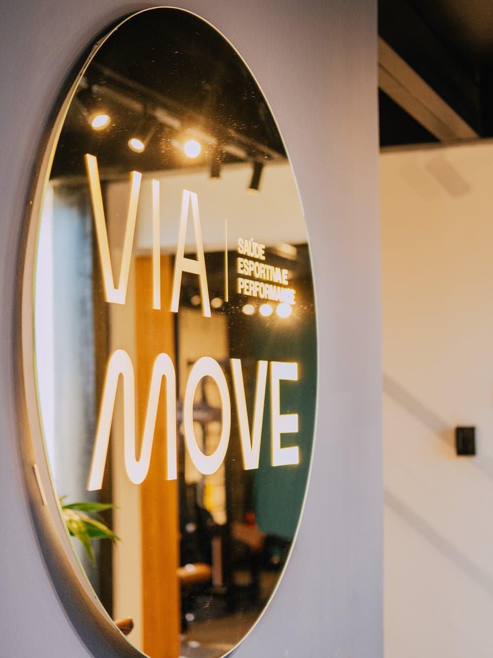 Espelho com o letreiro “Via Move — Saúde Esportiva e Performance”.