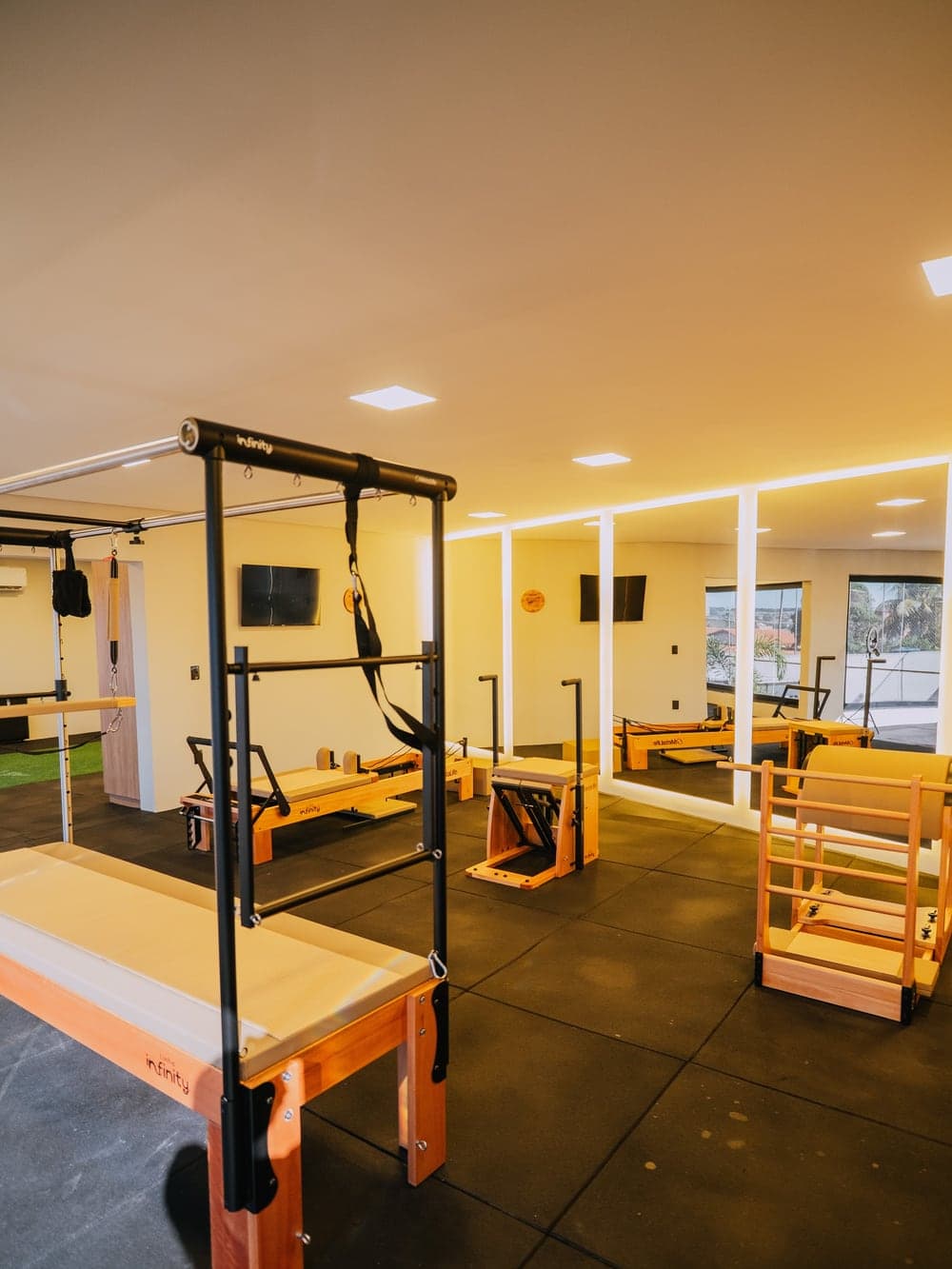Sala de pilates do Via Move com reformer, cadillac e ampla iluminação natural.